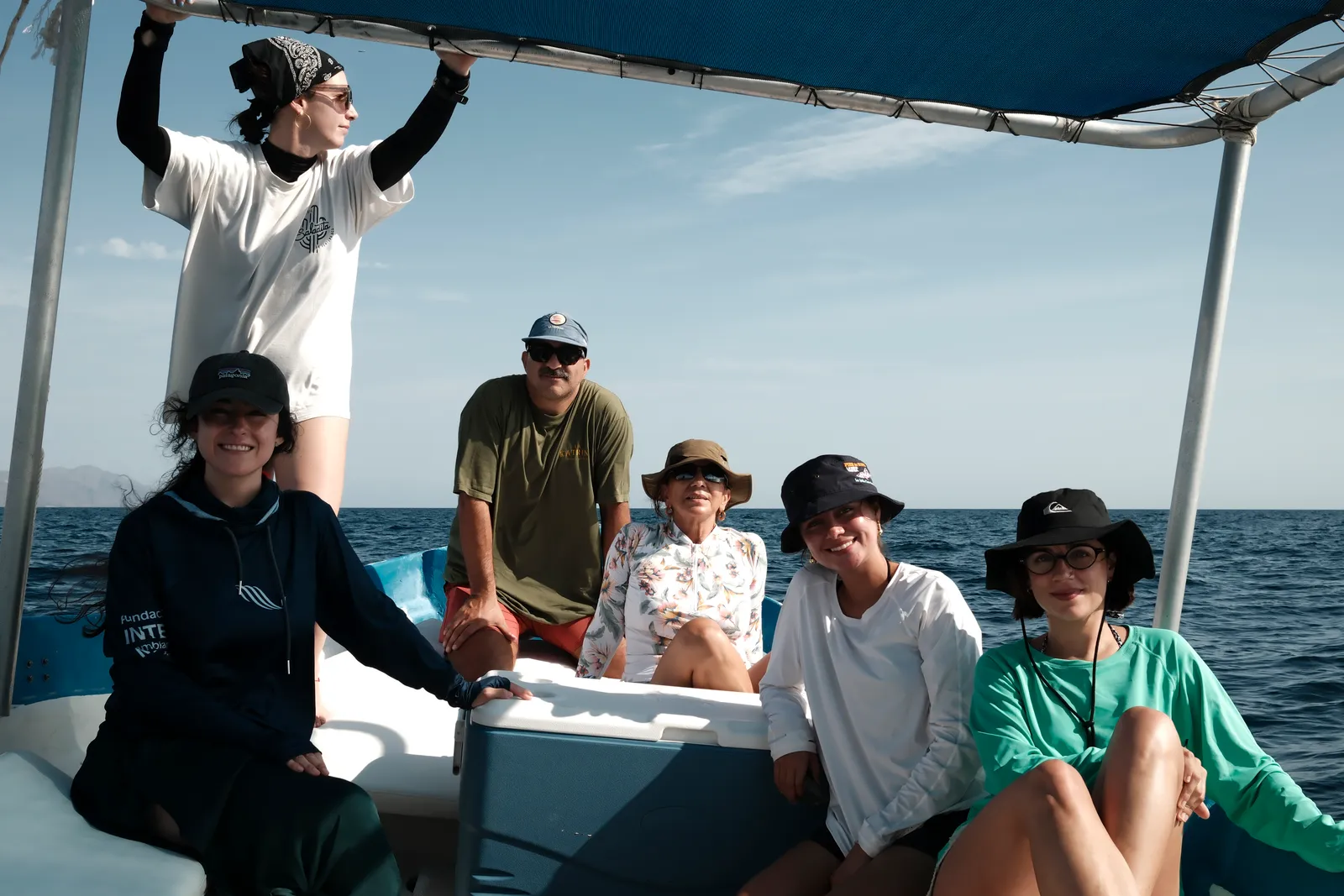 Familiares y amigos disfrutando de un paseo en embarcación con Danna Tours